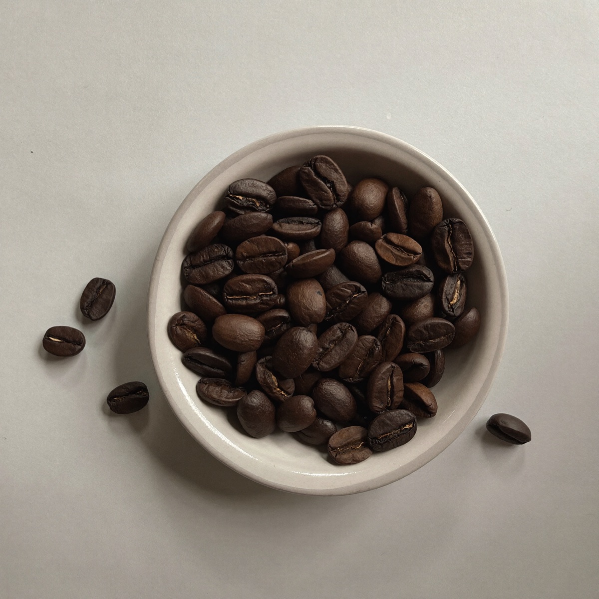 Chicchi di caffe tostato della miscela Ottavia in un contenitore di ceramica