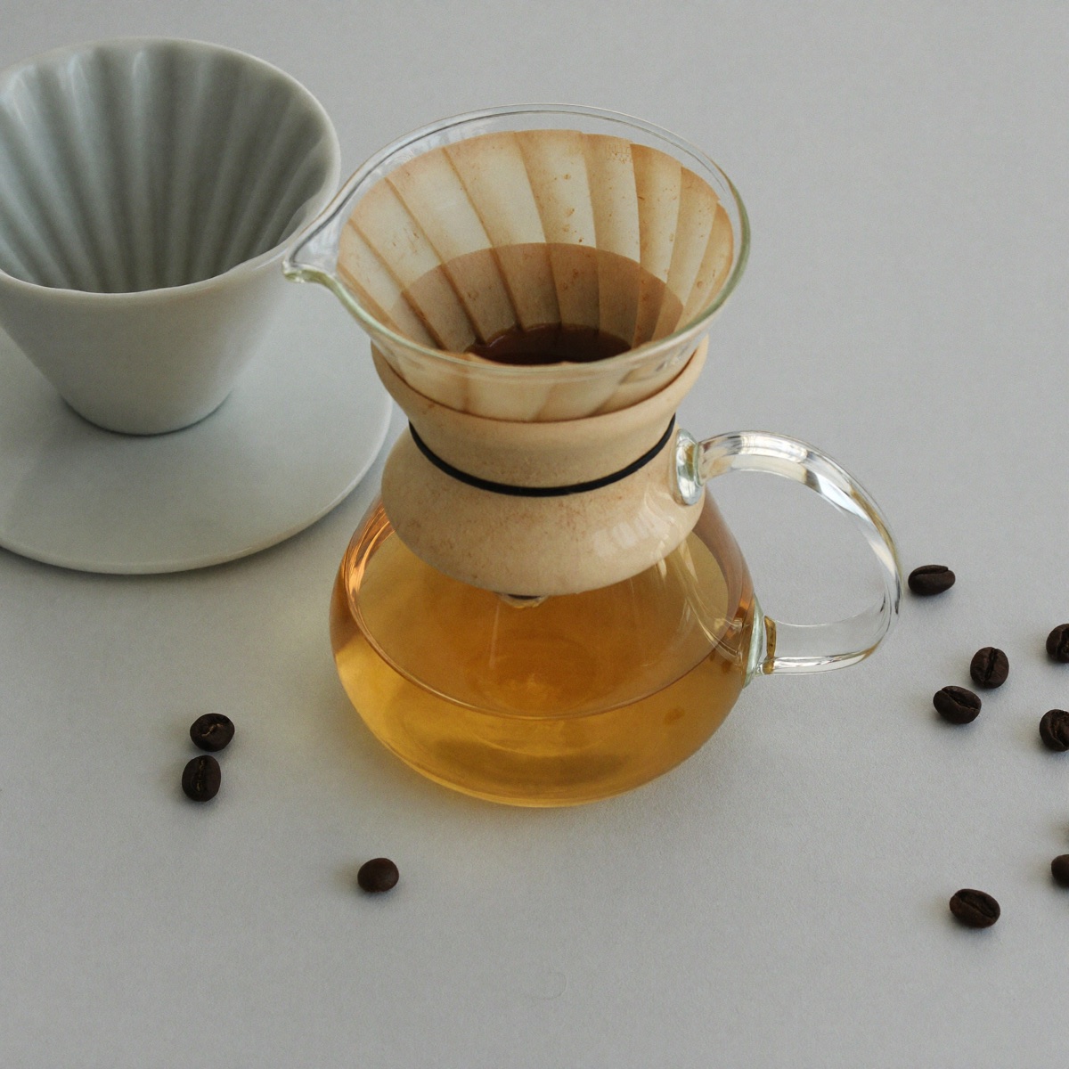 Caffe filtro etiope servito in una caraffa di vetro