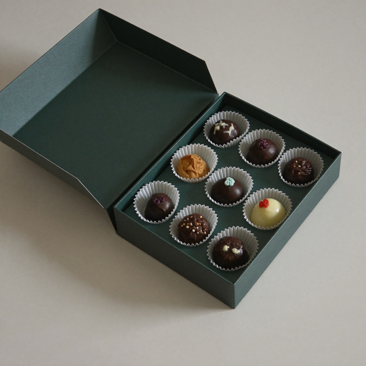 Scatola aperta di praline artigianali di cioccolato