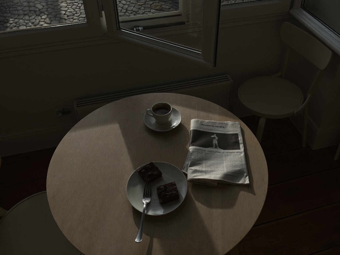 Tavolo da colazione italiano con espresso e cioccolato alla luce del mattino