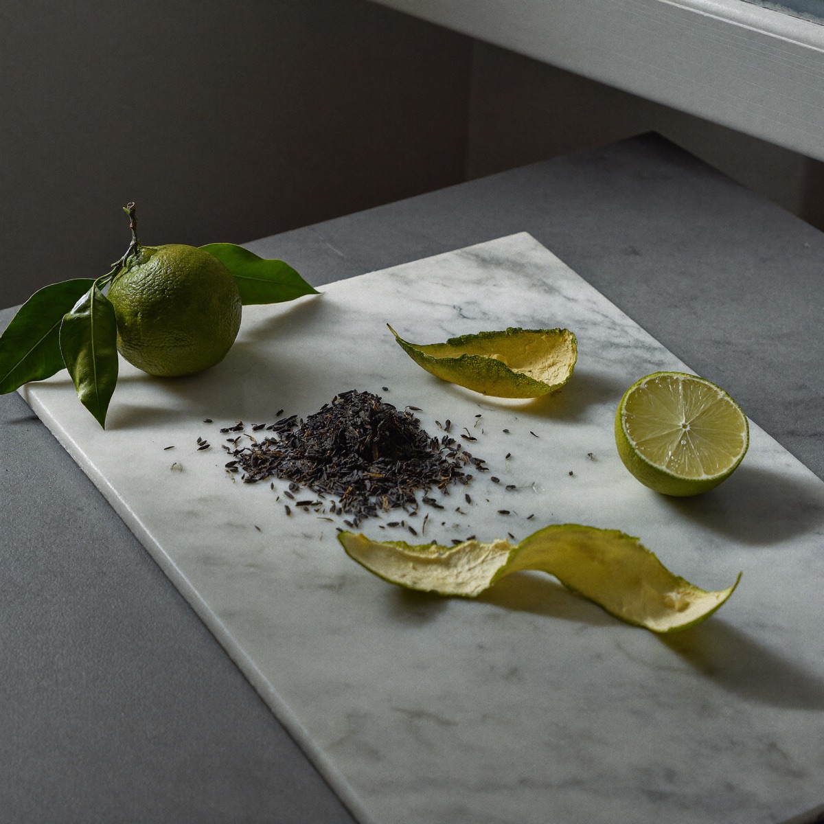 Te Earl Grey con scorze di bergamotto su un piano di marmo