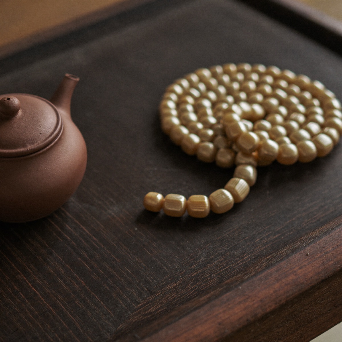 Foglie arrotolate di oolong Dong Ding in un vassoio di legno