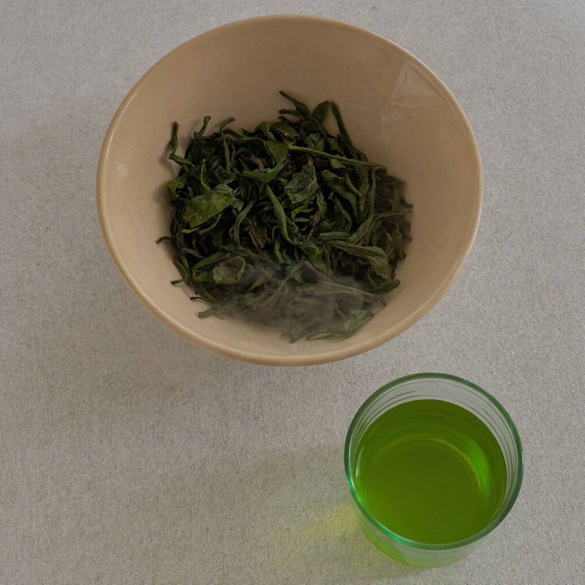 Foglie di te verde Sencha in una ciotola di ceramica chiara